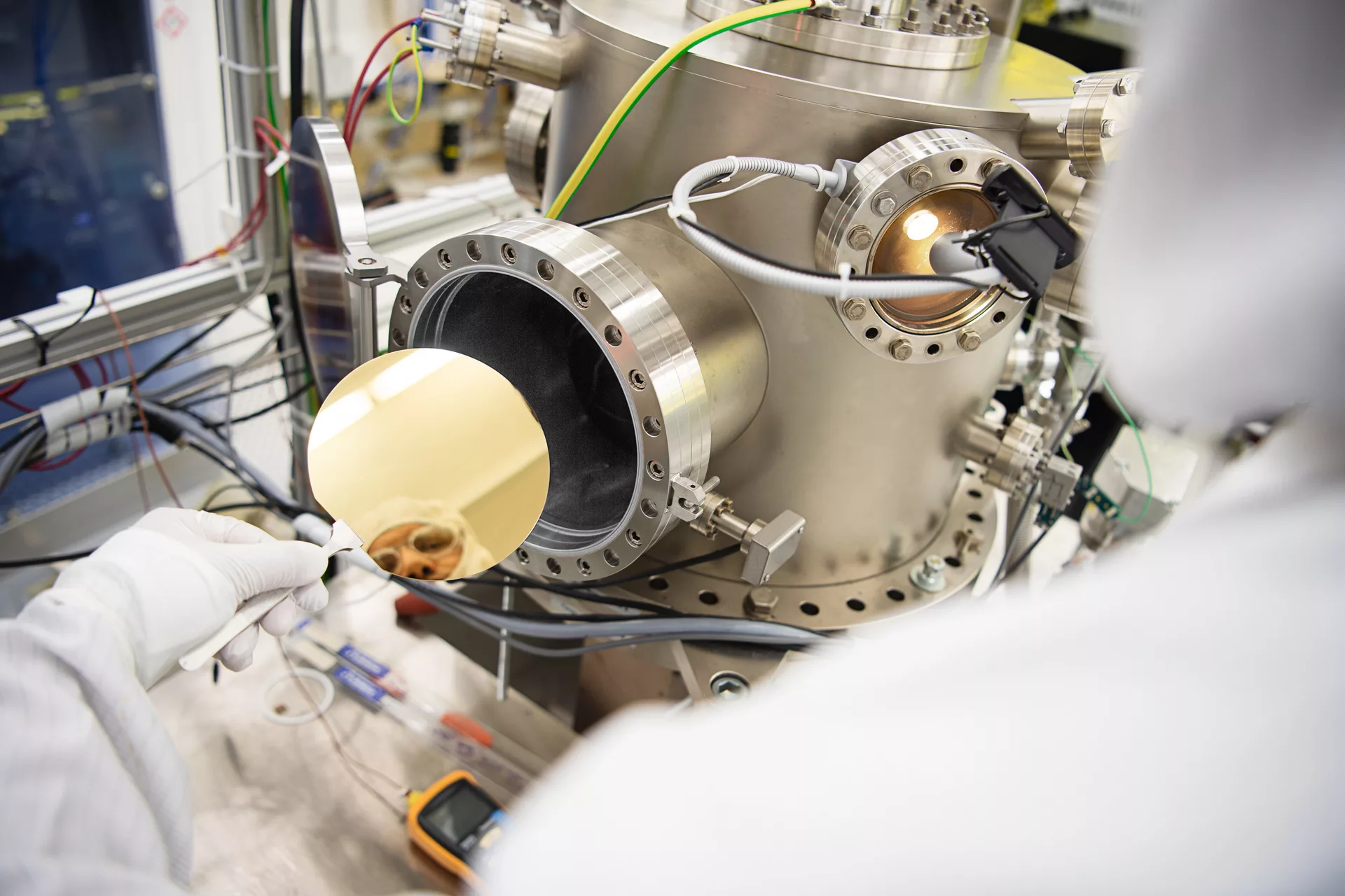 Integrated on-chip solid state capacitor based on vertically aligned nanofibers, grown using a CMOS temperature compatible process