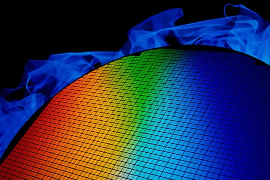Crystalline silicon wafer that reflects light in all colors of the rainbow